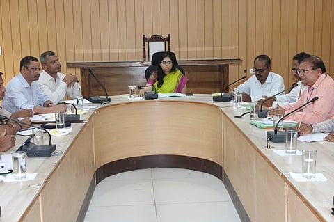 ನೀಟ್ ಪರೀಕ್ಷೆಯ ಸಿದ್ಧತೆ ಕುರಿತು ಅಪರ ಜಿಲ್ಲಾಧಿಕಾರಿ ಆರ್.ಐಶ್ವರ್ಯಾ ಅವರು ನಗರದಲ್ಲಿ ಶುಕ್ರವಾರ ಸಭೆ ನಡೆಸಿದರು. ಮಿಥಿಲೇಶ್ ಕುಮಾರ್, ಡಾ.ಎನ್.ಆರ್.ಶ್ರೀನಾಥ್, ಶಿವಪ್ರಸಾದ್, ಗುರುರಾಜ್ ಇನ್ನಿತರರಿದ್ದರು.