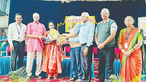 ಸದ್ವಿದ್ಯಾ ಸಂಯುಕ್ತ ಪದವಿಪೂರ್ವ ಕಾಲೇಜಿನಲ್ಲಿ ಆಯೋಜಿಸಿದ್ದ ಪ್ರತಿಭಾನ್ವಿತ ವಿದ್ಯಾರ್ಥಿಗಳನ್ನು ಪುರಸ್ಕಾರಿಸಲಾಯಿತು. ಎಂ.ಎಸ್.ಕೆ. ನರಹರಿ ಬಾಬು, ಎಂ.ಡಿ. ಗೋಪಿನಾಥ,  ಎಸ್.ಬಾಲಾಜಿ, ವೈ.ಆರ್. ರಮೇಶ್, ಇಂದುಮತಿ ಇತರರು ಇದ್ದರು.