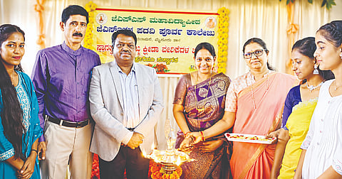 ಮೈಸೂರು ತಾಲೂಕು ದೇವಲಾಪುರದಲ್ಲಿ ಆಯೋಜಿಸಿದ್ದ ಕಾರ್ಯಕ್ರಮದಲ್ಲಿ ಡಾ.ಶ್ವೇತಾ ಮಡಪ್ಪಾಡಿ, ಮಹದೇವಸ್ವಾಮಿ. ಪ್ರೊ. ಶಿವಾನಂದ,ದೇವಿಕಾ ಇತರರು ಇದ್ದರು.