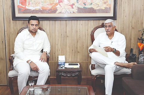 ರಾಷ್ಟ್ರೀಯ ಮಿಷನ್ ಅಡಿಯಲ್ಲಿ ಮೈಸೂರನ್ನು ಸೇರಿಸುವ ಕುರಿತು ಸಂಸದ ಯದುವೀರ್ ಕೃಷ್ಣದತ್ತ ಚಾಮರಾಜ ಒಡೆಯರ್ ಅವರು ಕೇಂದ್ರ ಪ್ರವಾಸೋದ್ಯಮ ಸಚಿವ ಗಜೇಂದ್ರ ಸಿಂಗ್ ಶೇಖಾವತ್ ಅವರೊಂದಿಗೆ ಸಮಾಲೋಚನೆ ನಡೆಸಿದರು.