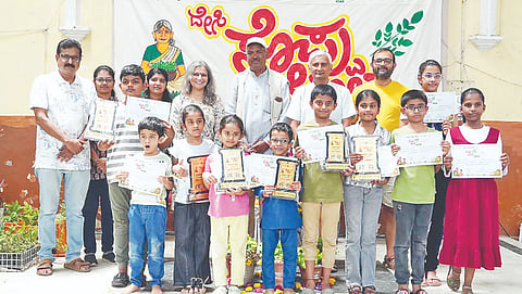 ನಗರದಲ್ಲಿ ಭಾನುವಾರ ಆಯೋಜಿಸಿದ್ದ ‘ಸೊಪ್ಪು ಮೇಳ’ದಲ್ಲಿ ಚಿತ್ರಕಲಾ ಸ್ಪರ್ಧೆಯ ವಿಜೇತರಿಗೆ ಬಹುಮಾನ ವಿತರಿಸಲಾಯಿತು.ಶ್ರೀವತ್ಸ ಗೋವಿಂದರಾಜು, ಜಿ.ಎಲ್.ಮುರಳೀಧರ ಗುಂಗುರುಮಳೆ, ಶ್ರೀವತ್ಸ ಇನ್ನಿತರರಿದ್ದರು