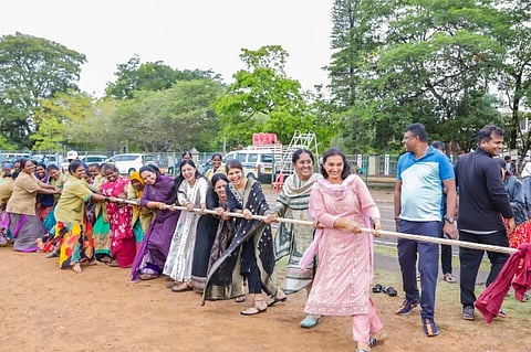 ಪೌರಕಾರ್ಮಿಕರು ಹಾಗೂ ಸ್ವಚ್ಛತಾ ಮೇಲ್ವಿಚಾರಕರಿಗೆ ಕ್ರೀಡಾಕೂಟದಲ್ಲಿ ಭಾಗವಹಿಸಿ ಸಂಭ್ರಮಿಸಿದರು.