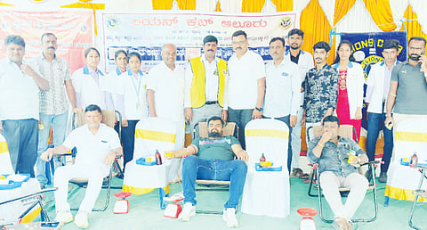 ಆಲೂರಿನಲ್ಲಿ ಆಯೋಜಿಸಿದ್ದ ಶಿಬಿರದಲ್ಲಿ ಹಲವರು ರಕ್ತದಾನ ಮಾಡಿದರು.