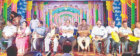  ಹೊಳೆನರಸೀಪುರ ಪಟ್ಟಣದ ಬಯಲು ರಂಗಮಂದಿರದಲ್ಲಿ ಒಂಬತ್ತು ದಿನಗಳ ನಾಟಕೋತ್ಸವದ ಕಾರ್ಯಕ್ರಮ ಆಯೋಜಿಸಲಾಗಿತ್ತು. ಡಿಸಿಸಿ ಬ್ಯಾಂಕ್ ಮಾಜಿ ಅಧ್ಯಕ್ಷ ಹೊನ್ನವಳ್ಳಿ ಸತೀಶ್, ಸಿಗರನಹಳ್ಳಿ ಚಂದ್ರಶೇಖರ್, ರಂಗಭೂಮಿ ಕಲಾವಿದ ಯಲಗುಂದ ಶಾಂತಕುಮಾರ್ ಇತರರು ಇದ್ದರು.