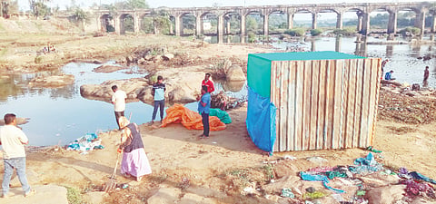 ಅರಕಲಗೂಡು ತಾಲೂಕಿನ ರಾಮನಾಥಪುರ ಕಾವೇರಿ ನದಿಯ ಸ್ನಾನ ಘಟ್ಟ ಬಳಿ ಗ್ರಾಪಂ ವತಿಯಿಂದ ಸ್ವಚ್ಛತಾ ಕಾರ್ಯ ನಡೆಸಲಾಯಿತು.