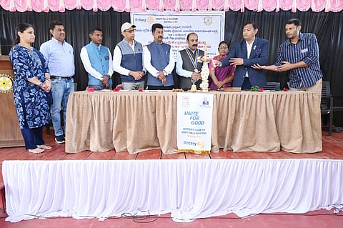 ಮಹಿಳೆಯರಿಗಾಗಿಯೇ ರಕ್ತದಾನ ಶಿಬಿರ ಆಯೋಜನಾ ಕಾರ್ಯಕ್ರಮವನ್ನು ಗಣ್ಯರು ಉದ್ಘಾಟಿಸಿದರು. ಡಾ.ರವಿ ಕರುಂಬಯ್ಯ, ಕಲಾವತಿ, ರತನ್ ತಮ್ಮಯ್ಯ ಇತರರಿದ್ದರು.