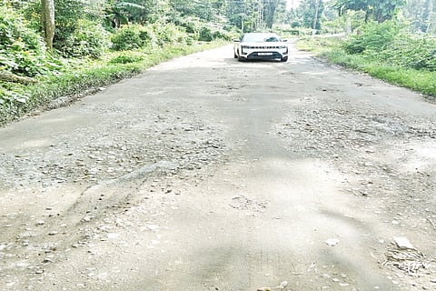  ಹಾಂದಿ-ಬಸ್ಕಲ್ ರಸ್ತೆ ಗುಂಡಿ ಬಿದ್ದು ಹಾಳಾಗಿರುವುದು