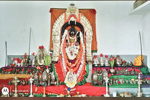  ಚಿಕ್ಕಮಾಗರವಳ್ಳಿ ಗ್ರಾಮದಲ್ಲಿ  ಸುಗ್ಗಿ ಹಬ್ಬದ ಹಿನ್ನೆಲೆಯಲ್ಲಿ ದೇವಿರಮ್ಮ ದೇವಸ್ಥಾನದಲ್ಲಿ    ದೇವರ ಮೂರ್ತಿಗಳನ್ನು ಅಲಂಕರಿಸಿ ಪೂಜಿಸಿರುವುದು.