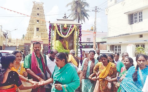ಅರಕಲಗೂಡು ತಾಲೂಕಿನ ರಾಮನಾಥಪುರದ ಶ್ರೀಉತ್ತರಾಧಿ ಮಠದಲ್ಲಿ ಶ್ರೀರಾಘವೇಂದ್ರಸ್ಬಾಮಿ ವರ್ಧಂತಿ ಮಹೋತ್ಸವ ಅಂಗವಾಗಿ ಮಂಗಳವಾರ ನಡೆದ ರಥೋತ್ಸವದಲ್ಲಿ ಭಕ್ತರು ಪಾಲ್ಗೊಂಡಿದ್ದರು.
