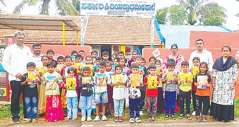 ಅರಕಲಗೂಡು ತಾಲೂಕಿನ ಹಂಪಾಪುರ ಗ್ರಾಮದ ಸರ್ಕಾರಿ ಹಿರಿಯ ಪ್ರಾಥಮಿಕ ಶಾಲೆಯ ವಿದ್ಯಾರ್ಥಿಗಳಿಗೆ ಬುಧವಾರ ಸಮಾಜ ಸೇವಕ ಲಕ್ಕೂರು ಕಾಂತರಾಜು ನೋಟ್ ಪುಸ್ತಕ ವಿತರಿಸಿದರು. ಕುಮಾರ್, ಆನಂದ್ ಇತರರಿದ್ದರು.