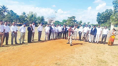  ಅರಕಲಗೂಡಿನಲ್ಲಿ ವಕೀಲರ ದಿನಾಚರಣೆ ಅಂಗವಾಗಿ ಸೋಮವಾರ ಆಯೋಜಿಸಿದ್ದ ಕ್ರಿಕೆಟ್ ಪಂದ್ಯಾವಳಿಗೆ ನ್ಯಾಯಾಧೀಶ ಬಿ.ಕೆ.ನಾಗೇಶ್ ಮೂರ್ತಿ ಬ್ಯಾಟ್ ಬೀಸುವ ಮೂಲಕ ಚಾಲನೆ ನೀಡಿದರು. ಕೆಂಪಶ್ರೀ, ಎಂ. ರಘು, ಎಂ.ಆರ್. ಗಿರೀಶ್, ವಕೀಲರು ಇದ್ದರು.