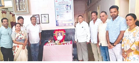 ಬೈಲಹೊಂಗಲದಲ್ಲಿ ಹಮ್ಮಿಕೊಂಡಿದ್ದ ಆರೋಗ್ಯ ತಪಾಸಣೆ ಉಚಿತ ಶಿಬಿರದಲ್ಲಿ ಉದ್ಯಮಿ ವಿಜಯ ಮೆಟಗುಡ್ಡ, ಡಾ.ಸಾಗರ ಕುಲಕರ್ಣಿ, ಡಾ.ರಾಜಶ್ರೀ ಕುಲಕರ್ಣಿ, ಅಪೂರ್ವಾ ಕುಲಕರ್ಣಿ, ಪ್ರಫುಲ ಪಾಟೀಲ ಇತರರಿದ್ದರು.