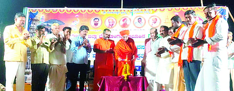 ಗುಡದೂರ ಗ್ರಾಮ ದೇವತೆಗಳ ದೇವಸ್ಥಾನ ಲೋಕಾರ್ಪಣೆ ಕಾರ್ಯಕ್ರಮವನ್ನು ಮಡಿವಾಳ ರಾಜಯೋಗೀಂದ್ರ ಸ್ವಾಮೀಜಿ ಉದ್ಘಾಟಿಸಿದರು. ಗುರುಲಿಂಗ ಸ್ವಾಮೀಜಿ, ಶಾಸಕ ಮಹಾಂತೇಶ ಕೌಜಲಗಿ, ಬಸವರಾಜ ಹಿರೇಮಠ ಇತರರಿದ್ದರು.