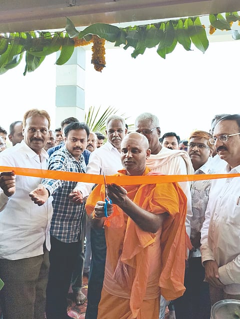 ಇಂಚಲ ಗ್ರಾಮದಲ್ಲಿ ಮೆಟ್ರಿಕ್​ ನಂತರ ಬಾಲಕರ ವಸತಿನಿಲಯವನ್ನು ಪೂರ್ಣಾನಂದ ಭಾರತಿ ಸ್ವಾಮೀಜಿ ಲೋಕಾರ್ಪಣೆಗೊಳಿಸಿದರು. ಮಹಾಂತೇಶ ಕೌಜಲಗಿ, ರಾಜು ಜನ್ಮಟ್ಟಿ ಇತರರಿದ್ದರು.