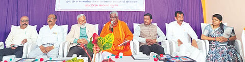ಬೈಲಹೊಂಗಲದಲ್ಲಿ ಹಮ್ಮಿಕೊಂಡಿದ್ದ ಕಾರ್ಯಕ್ರಮದಲ್ಲಿ ಡಾ.ವೀರಯ್ಯಸ್ವಾಮಿ ಹಿರೇಮಠ ಮಾತನಾಡಿದರು. ಧನ್ಯಕುಮಾರ ಗುಂಡೆ, ಸಿ.ಎ್​.ಕುದರಿಮೋತಿ, ದಿಲೀಪ ವರ್ಣೆಕರ, ವಿ.ಜಿ. ಕಟದಾಳ, ಚಿತ್ರಾ ಗೌಂಡಲಕರ ಇತರರಿದ್ದರು.