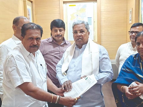 ಜೆಡಿಎಸ್​ ಬೆಳಗಾವಿ ಜಿಲ್ಲಾಧ್ಯ ಶಂಕರ ಮಾಡಲಗಿ ಮುಖ್ಯಮಂತ್ರಿ ಸಿದ್ದರಾಮಯ್ಯ ಅವರನ್ನು ಬೆಂಗಳೂರಿನಲ್ಲಿ ಭೇಟಿಯಾಗಿ ಮನವಿ ಸಲ್ಲಿಸಿದರು.