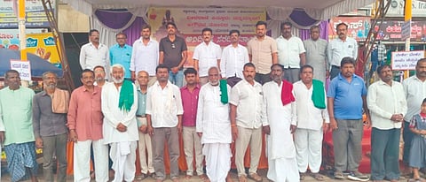 ಬೈಲಹೊಂಗಲದಲ್ಲಿ ನಡೆದ 16ನೇ ದಿನದ ಹೋರಾಟದಲ್ಲಿ ಮಾಜಿ ಶಾಸಕ ಡಾ.ವಿಶ್ವನಾಥ ಪಾಟೀಲ, ಮಹೇಶ ಹರಕುಣಿ, ರಫೀಕ್​ ಬಡೇರ, ಮಡಿವಾಳಪ್ಪ ಹೋಟಿ, ಶಿವಾನಂದ ಕೋಲಕಾರ, ಡಿ.ವೈ.ಗರಗದ ಇತರರಿದ್ದರು.