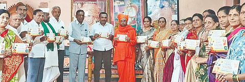 ಭಾಲ್ಕಿಯ ಹಿರೇಮಠ ಸಂಸ್ಥಾನದಲ್ಲಿ ಬಸವ ದರ್ಶನ ಪ್ರವಚನದ ಕರಪತ್ರ ಕಲಬುರಗಿಯ ಹಿರಿಯ ಸಾಹಿತಿ ಡಾ.ಕಲ್ಯಾಣರಾವ ಪಾಟೀಲ್​ ಬಿಡುಗಡೆಗೊಳಿಸಿದರು. ನಾಡೋಜ ಶ್ರೀ ಡಾ.ಬಸವಲಿಂಗ ಪಟ್ಟದ್ದೇವರು, ಪಂಕಜಾ ಶಿವು ಲೋಖಂಡೆ, ರೇಖಾ ಶಿವರಾಜ ಮಹಾಜನ, ರೇಖಾಬಾಯಿ ರಾಜಶೇಖರ ಅಷ್ಟೂರೆ, ನಿರ್ಮಲಾ ಚಂದ್ರಕಾಂತ ಪಾಟೀಲ್​, ಶಾರದಾಬಾಯಿ ಬಾಬುರಾವ ಹುಣಜೆ, ಶಂಭುಲಿಂಗ ಕಾಮಣ್ಣ, ನಾಗಶೆಟ್ಟೆಪ್ಪ ಲಂಜವಾಡೆ, ಗುಂಡಪ್ಪ ಸಂಗಮಕರ್​ ಇತರರಿದ್ದರು.
