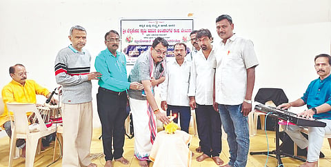 ಶ್ರೀ ಶೃಂಗೇರಿ ಶಾರದಾ ಪೀಠದಲ್ಲಿ ಆಯೋಜಿಸಿದ್ದ ಸುಗಮ ಸಂಗೀತ ಗಾಯನ ಕಾರ್ಯಕ್ರಮವನ್ನು ಧರ್ಮಾಧಿಕಾರಿ ವಿಜಯ ಕೇಶವ ಉದ್ಘಾಟಿಸಿದರು. ಸುಮುಖ ರಾಜು, ಜನಾರ್ದನ್, ಗಾಯಕರಾದ ಜಗದೀಶ್, ಕುಮಾರ್ ಇತರರು ಇದ್ದರು.