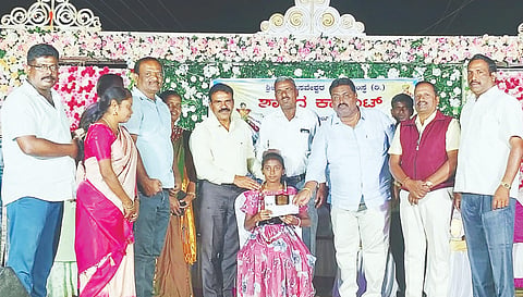 ಬೇಲೂರು ತಾಲೂಕಿನ ಹೆಬ್ಬಾಳು ಗ್ರಾಮದ ಶಾರದಾ ಕಾನ್ವೆಂಟ್‌ನಲ್ಲಿ ಆಯೋಜಿಸಿದ್ದ ವಾರ್ಷಿಕೋತ್ಸವ ಕಾರ್ಯಕ್ರಮದಲ್ಲಿ ಪ್ರತಿಭಾನ್ವಿತ ವಿದ್ಯಾರ್ಥಿನಿಯನ್ನು ನೆನಪಿನ ಕಾಣಿಕೆ ನೀಡಿ ಗೌರವಿಸಲಾಯಿತು.