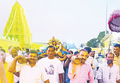 ಶ್ರೀಚನ್ನಕೇಶವಸ್ವಾಮಿ ಜಾತ್ರಾ ಮಹೋತ್ಸವದ ಅಂಗವಾಗಿ ಮೊದಲ ದಿನ ಜರುಗಿದ ಶಾರದಾಲಂಕಾರೋತ್ಸವವನ್ನು ಹೊತ್ತು ಮೆರವಣಿಗೆಯಲ್ಲಿ ತೆರಳುತ್ತಿರುವುದು.