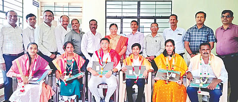 2025-26ನೇ ಸಾಲಿನ ಎಸ್‌ಎಸ್‌ಎಲ್‌ಸಿ ಪರೀಕ್ಷಾ ಫಲಿತಂಶದಲ್ಲಿ ತಾಲೂಕಿಗೆ ಹೆಚ್ಚು ಅಂಕ ಗಳಿಸಿದ ವಿದ್ಯಾರ್ಥಿಗಳನ್ನು ಕ್ಷೇತ್ರ ಶಿಕ್ಷಣಾಧಿಕಾರಿ ಕಚೇರಿಯಲ್ಲಿ ಸನ್ಮಾನಿಸಲಾಯಿತು
