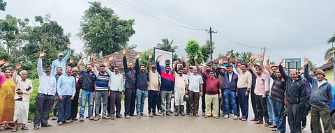 ತಾಲೂಕಿನ ಮಲೆನಾಡು ಭಾಗದಲ್ಲಿನ ಕಾಡಾನೆಗಳ ಸಮಸ್ಯೆಗೆ ಶಾಶ್ವತ ಪರಿಹಾರ ಕಲ್ಪಿಸುವಂತೆ ಆಗ್ರಹಿಸಿ ರೈತರು, ಕೋಗೋಡು ಗ್ರಾಮದಲ್ಲಿ ರಸ್ತೆ ತಡೆದು  ಪ್ರತಿಭಟಿಸಿದರು.  ಕಾಫಿ ಬೆಳೆಗಾರರ ಸಂಘದ ಹೋಬಳಿ ಅಧ್ಯಕ್ಷ ಆನಂತರಾಜು, ಗ್ರಾಪಂ ಅಧ್ಯಕ್ಷ ಹರೀಶ್, ಬೆಳೆಗಾರರಾದ ಸವೀನ್, ಸುನೀಲ್, ವಿಶ್ವನಾಥ್, ಗೋಪಿ, ಮಂಜುನಾಥ ದೀಕ್ಷಿತ್, ಸಂದೀಪ, ಶಶಿಕಲಾ, ಯೋಗೇಂದ್ರ ಸೇರಿದಂತೆ ಇತರರಿದ್ದರು. 