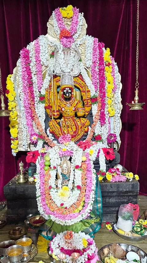 ಆಷಾಢ ಮಾಸದ ಎರಡನೇ ಶುಕ್ರವಾರದ ಅಂಗವಾಗಿ ಪಟ್ಟಣದ ದೇವಂಗ ಬೀದಿಯ ಶ್ರೀ ಚೌಡೇಶ್ವರಿ ಅಮ್ಮನವರ ದೇವಸ್ಥಾನದಲ್ಲಿ ದೇವರಿಗೆ ವಿಶೇಷ ಪೂಜೆ ಸಲ್ಲಿಸಲಾಯಿತು. ಗಿರಿಯಪ್ಪಶೆಟ್ಟಿ, ಸಮುದಾಯದ ಮುಖಂಡರು ಭಾಗಿಯಾಗಿದ್ದರು.