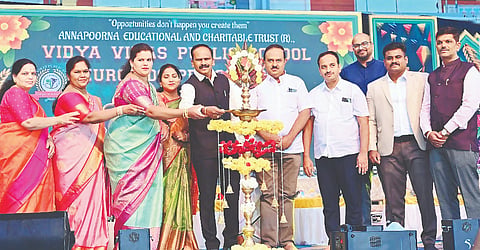 ಪಟ್ಟಣದ ಯುರೋಕಿಡ್ಸ್, ವಿದ್ಯಾ ವಿಕಾಸ ಪಬ್ಲಿಕ್ ಶಾಲೆಯ ವಾರ್ಷಿಕ ಸ್ನೇಹ ಸಮ್ಮೇಳನವನ್ನು ಗಣ್ಯರು ಉದ್ಘಾಟಿಸಿದರು. ಬೇಲೂರು-ಹಳೇಬೀಡು ಯೋಜನಾ ಅಭಿವೃದ್ಧಿ ಪ್ರಾಧಿಕಾರದ ಅಧ್ಯಕ್ಷ ಸಯ್ಯದ್ ತೌಫಿಕ್, ಪುರಸಭೆ ಅಧ್ಯಕ್ಷೆ ಉಷಾ ಸತೀಶ್, ಬಿಸಿಐಲ್ ಸಂಸ್ಥೆ ಮುಖ್ಯಸ್ಥ ಗಿರೀಶ್, ಶಾಲೆಯ ಆಡಳಿತಾಧಿಕಾರಿ ಪದ್ಮಾ ಜಯಕುಮಾರ್, ಇತರರು ಇದ್ದರು.