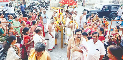ಬೇಲೂರಿನ ಶ್ರೀಶೃಂಗೇರಿ ಶಾರದಾ ಪೀಠ ಶಂಕರ ಮಠದಲ್ಲಿ ಶ್ರೀದೇವಿಯ ಅಡ್ಡಪಲ್ಲಕ್ಕಿ ಉತ್ಸವವು ನೂರಾರು ಭಕ್ತರ ಸಮ್ಮುಖದಲ್ಲಿ ನೆರವೇರಿತು.