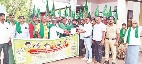 ತಾಲೂಕಿನ ಐದಳ್ಳ ಕಾವಲಿನ ಭೂಮಿಯನ್ನು ಅರಣ್ಯ ಇಲಾಖೆ ವಶಕ್ಕೆ ಕೊಡದೆ ರೈತರಿಗೆ ಕೊಡಬೇಕು ಎಂದು ಒತ್ತಾಯಿಸಿ ತಾಲೂಕು ಕಚೇರಿ ಮುಂದೆ ಪ್ರತಿಭಟಿಸಿ, ರಾಜಸ್ವ ನಿರೀಕ್ಷಕ ಉದೀತ್ ಕುಮಾರ್‌ಗೆ ಮನವಿ ಸಲ್ಲಿಸುತ್ತಿರುವ ರೈತ ಸಂಘದ ಕಾರ್ಯಕರ್ತರು.