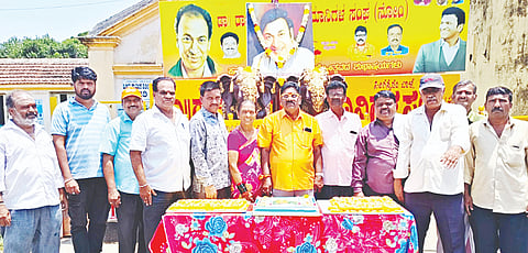 ಕರ್ನಾಟಕ ರತ್ನ ಡಾ.ರಾಜ್‌ಕುಮಾರ್ ಅವರ ಹುಟ್ಟುಹಬ್ಬವನ್ನು  ಪಟ್ಟಣದ ಬಸವೇಶ್ವರ ವೃತ್ತದ ಸಮೀಪದಲ್ಲಿರುವ ಕನ್ನಡದ ದ್ವಜ ಸ್ತಂಬದ ಹತ್ತಿರ ಕೇಕ್ ಕತ್ತರಿಸಿ ಆಚರಿಸಲಾಯಿತು.