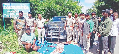 ಬೇಲೂರು ತಾಲೂಕಿನ ಹಗರೆ ಸಮೀಪದ ರಕ್ಷಿತಾರಣ್ಯದ ಗಡಿ ಭಾಗದ ಹಗರೆ-ಹೊಲಬಗೆರೆ ರಕ್ಷಿತಾರಣ್ಯದಲ್ಲಿ ಕಾಡುಹಂದಿ ಬೇಟೆಯಾಡುತಿದ್ದ ಆರೋಪಿಯನ್ನು ಬಂಧಿಸಿರುವ ಅರಣ್ಯ ಇಲಾಖೆ ಅಧಿಕಾರಿಗಳ ತಂಡ.