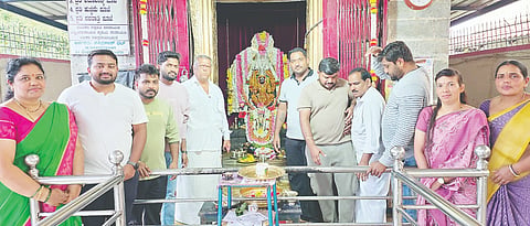 ಆಷಾಢ ಮಾಸದ ಎರಡನೇ ಶುಕ್ರವಾರದ ಅಂಗವಾಗಿ ಪಟ್ಟಣದ ದೇವಂಗ ಬೀದಿಯ ಶ್ರೀ ಚೌಡೇಶ್ವರಿ ಅಮ್ಮನವರ ದೇವಸ್ಥಾನದಲ್ಲಿ ದೇವರಿಗೆ ವಿಶೇಷ ಪೂಜೆ ಸಲ್ಲಿಸಲಾಯಿತು. ಗಿರಿಯಪ್ಪಶೆಟ್ಟಿ, ಸಮುದಾಯದ ಮುಖಂಡರು ಭಾಗಿಯಾಗಿದ್ದರು.