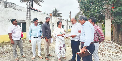 ಪಟ್ಟಣದ ಪಂಪ್‌ಹೌಸ್ ರಸ್ತೆಯಲ್ಲಿರುವ ಸಮಾಜ ಕಲ್ಯಾಣ ಇಲಾಖೆಯ ಮೆಟ್ರಿಕ್ ನಂತರದ ಬಾಲಕಿಯರ ವಿದ್ಯಾರ್ಥಿ ನಿಲಯದ ಹೆಚ್ಚುವರಿ ಕಟ್ಟಡದ ಕಾಮಗಾರಿಯನ್ನು ಶಾಸಕ ಎಚ್.ಕೆ.ಸುರೇಶ್ ಪರಿಶೀಲಿಸಿದರು. ಸಮಾಜ ಕಲ್ಯಾಣ ಇಲಾಖೆ ಜಿಲ್ಲಾ ಉಪ ನಿರ್ದೇಶಕ ದೂದ್‌ಪೀರ್, ಸಹಾಯಕ ನಿರ್ದೇಶಕ ಲಿಂಗರಾಜು, ಎಇಇ ನವ್ಯಶ್ರೀ, ಭೂ ಸೇನಾ ನಿಗಮದ ಅಧಿಕಾರಿಗಳಿದ್ದರು.