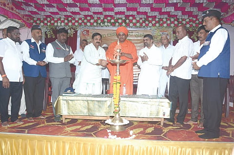 ಮುಗಳಿ ಗ್ರಾಮದಲ್ಲಿ ಮಾಜಿ ಹಾಗೂ ಹಾಲಿ ಸೈನಿಕರ ಕ್ಷೇಮಾಭಿವೃದ್ಧಿ ಸಂಘದ ಉದ್ಘಾಟನೆ ಕಾರ್ಯಕ್ರಮಕ್ಕೆ  ಶಾಸಕ ಡಿ.ಎಂ.ಐಹೊಳೆ ಚಾಲನೆ ನೀಡಿದರು. ಶಿವಬಸವ ಸ್ವಾಮೀಜಿ, ಮಹೇಶ ಭಾತೆ, ವೀರೇಶ ಪಾಟೀಲ, ಸತ್ಯಪ್ಪ ಕೊಟಬಾಗಿ, ಜಗದೀಶ ಪೂಜೇರಿ ಇತರರಿದ್ದರು.