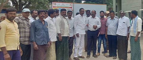 ಚಿಕ್ಕಜಾಜೂರು ಸಮೀಪದ ಅರಸನಘಟ್ಟ ಗ್ರಾಮದಲ್ಲಿ ಹೆಚ್ಚುವರಿ ವಿದ್ಯುತ್ ತಂತಿ ಅಳವಡಿಸದಂತೆ ಎಇಇ ವಿರೂಪಾಕ್ಷಪ್ಪ ಅವರಿಗೆ ಗ್ರಾಮಸ್ಥರು ಮನವಿ ಸಲ್ಲಿಸಿದರು.