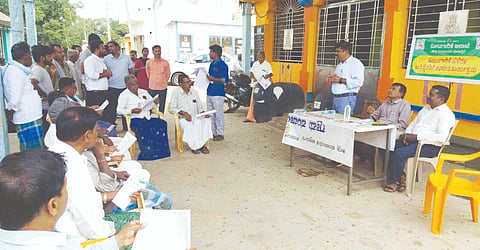 ದಾಸಿಕಟ್ಟೆ ಗ್ರಾಮದಲ್ಲಿ ತೋಟಗಾರಿಕೆ ಇಲಾಖೆ ಆಯೋಜಿಸಿದ್ದ ತೋಟಗಾರಿಕೆ ಬೆಳೆಗಳ ನಿರ್ವಹಣೆ ಕುರಿತ  ಒಂದು ದಿನದ ಕಾರ್ಯಾಗಾರದಲ್ಲಿ ಸಹಾಯಕ ಕೃಷಿ ನಿರ್ದೇಶಕ ಎನ್. ಚಂದ್ರಕುಮಾರ್ ಮಾತನಾಡಿದರು. ವಿರೂಪಾಕ್ಷಪ್ಪ, ಸಿ.ಟಿ. ಸಾಗರ್, ಕೆ.ಎಂ. ಸುನೀಲ್,  ಎಸ್.ಎಂ. ಹರೀಶ್, ಎ.ಕೆ. ಬಸವರಾಜ್ ಇತರರಿದ್ದರು. meeting
