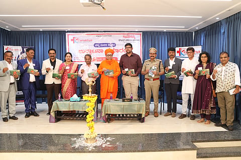 ಬೆಳಗಾವಿಯಲ್ಲಿ ಭಾನುವಾರ ಡೈಗ್ನೋಸ್ಟಿಕ್ ಮತ್ತು ಸಂಶೋಧನಾ ಪ್ರಯೋಗಾಲಯ ಕಟ್ಟಡ ಉದ್ಘಾಟನೆಯಲ್ಲಿ ಗುರುಸಿದ್ಧ ಸ್ವಾಮೀಜಿ ಹೆಲ್ತ್ ಪ್ಲಸ್ ಕಾರ್ಡ್ ಅನಾವರಣಗೊಳಿಸಿದರು. ನಾರಾಯಣ ಬರಮನಿ, ಅನಿಲ ಪಾಟೀಲ, ಡಾ.ಐ.ಪಿ.ಗಡಾದ, ಶ್ರೀಕಾಂತ ಕವೀಶ್ವರ, ಡಾ.ಪ್ರೀತಿ ಮೇದಾರ, ಡಾ.ಬಾಬುರಾವ ಗೋಗಲೆ ಇತರರಿದ್ದರು.