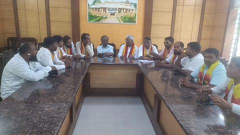 ರಾಜ್ಯ ಸರ್ಕಾರ ಬೆಳಗಾವಿಯಲ್ಲಿ ಮಳೆಗಾಲ ಅಧಿವೇಶನ ಆಯೋಜಿಸುವುದನ್ನು ವಿರೋಧಿಸಿ ಕನ್ನಡಪರ ಸಂಘಟನೆಗಳ ಅಶೋಕ ಚಂದರಗಿ, ಮಹಾದೇವ ತಳವಾರ, ಬಲರಾಮ ಮಾಸೇನಟ್ಟಿ, ವಾಜೀದ್ ಹಿರೇಕೋಡಿ ಇತರರು ಸಭೆ ನಡೆಸಿದರು.