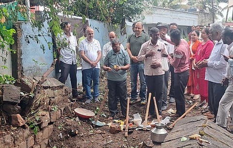 ಬೆಳಗಾವಿ ತಾಲೂಕಿನ ಮುತಗಾ ಬಾವಿ ಪುನಶ್ಚೇತನ ಕಾರ್ಯಕ್ರಮದಲ್ಲಿ ಡಾ.ಮಾಧವ ಪ್ರಭು, ಅಭಿಷೇಕ ಡಾಗಾ, ದೀಪಕ ಓಳಕರ, ಅವಧೂತ ಸಾಮಂತ, ಅಜಯ ಆಚಾರ್ಯ, ಸೂರ್ಯಕಾಂತ ಹಿಂಡಲಗೇಕರ, ಡಾ.ಅಶ್ವಿನಿ ನರಸಣ್ಣವರ ಇತರರು ಇದ್ದರು.