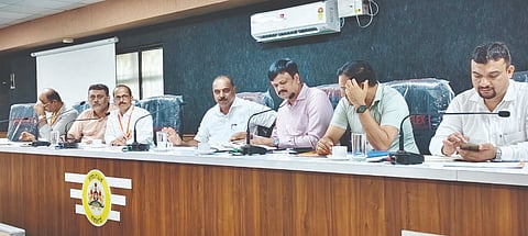  ಕುಂದಾಪುರ ವಿಧಾನಸಭಾ ಕ್ಷೇತ್ರ ವ್ಯಾಪ್ತಿಯ ಟಾಸ್ಕ್‌ಫೋರ್ಸ್ ಸಭೆ ಕುಂದಾಪುರ ಸಭಾಂಗಣದಲ್ಲಿ ನಡೆಯಿತು. ಪ್ರಮುಖರಾದ ಶ್ರೀಕಾಂತ್ ಹೆಗ್ಡೆ, ರಾಮದಾಸ್, ರಾಕೇಶ್ ಫ್ರಾನ್ಸಿಸ್, ದಿನೇಶ್, ವಿವಿಧ ಇಲಾಖಾಧಿಕಾರಿಗಳು, ಗ್ರಾಪಂ ಆಡಳಿತಾಧಿಕಾರಿಗಳು, ಪಿಡಿಒ, ವಿಎಗಳು ಉಪಸ್ಥಿತರಿದ್ದರು.  
