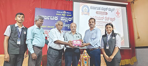 ಕೋಟೇಶ್ವರದ ಕರ್ನಾಟಕ ಪಬ್ಲಿಕ್ ಸ್ಕೂಲ್‌ನಲ್ಲಿ ಜೂನಿಯರ್ ರೆಡ್‌ಕ್ರಾಸ್ ಘಟಕದ ಉದ್ಘಾಟನೆ ನಡೆಯಿತು. ಪ್ರಮುಖರಾದ ಜಯಕರ್ ಶೆಟ್ಟಿ, ದಿನಕರ್ ಆರ್.ಶೆಟ್ಟಿ, ಶಿವರಾಮ ಶೆಟ್ಟಿ, ಹವ್ದಾ, ಉಜ್ವಲ್ ಯು.ಮೊಗವೀರ ಮತ್ತಿತರರಿದ್ದರು.