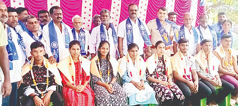 ಕೊನ್ನಾಪುರ ಗ್ರಾಮದಲ್ಲಿ ಭಾನುವಾರ ಆಯೋಜಿಸಿದ್ದ ಡಾ.ಬಿ.ಆರ್.ಅಂಬೇಡ್ಕರ್ ಜಯಂತ್ಯುತ್ಸವ ಸಮಾರಂಭದಲ್ಲಿ ಎಸ್‌ಎಸ್‌ಎಲ್‌ಸಿ ಪರೀಕ್ಷೆಯಲ್ಲಿ ಹೆಚ್ಚು ಅಂಕ ಪಡೆದ ವಿದ್ಯಾರ್ಥಿಗಳನ್ನು ಸನ್ಮಾನಿಸಲಾಯಿತು.  ಪಿಎಸ್‌ಐ ಲೋಕೇಶ್, ಎನ್.ಆರ್. ಸಿದ್ದರಾಜು, ಶಿವಲಿಂಗೇಗೌಡ, ಮಂಗಳಮ್ಮ, ಕೆ.ಬಿ.ಜಯಶಂಕರ್ ಇದ್ದರು.