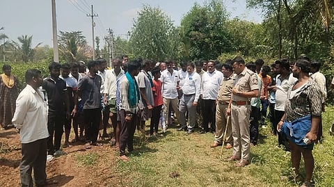 ಹಲಗೂರು ಸಮೀಪದ ಬಾಣಗಹಳ್ಳಿ ಗ್ರಾಮದಲ್ಲಿ ಕಂದಾಯ ಇಲಾಖೆ ಅಧಿಕಾರಿಗಳು ಮಂಗಳವಾರ ಖಾಸಗಿ ವ್ಯಕ್ತಿಗಳು ಒತ್ತುವರಿ ಮಾಡಿಕೊಂಡಿದ್ದ ರಸ್ತೆಯನ್ನು ತೆರವುಗೊಳಿಸಿದರು.