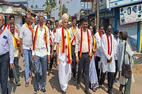 ಹೊಸನಗರ ಸಾಹಿತ್ಯ ಸಮ್ಮೇಳನಕ್ಕೆ ಮೆರವಣಿಗೆಯಲ್ಲಿ ಸಾಗಿ ಬಂದ ಸರ್ವಾಧ್ಯಕ್ಷ ಡಾ. ಪ್ರಭಾಕರ ಕಾರಂತ್. ಡಿ.ಮಂಜುನಾಥ, ಗಣೇಶಮೂರ್ತಿ, ಅಂಬ್ರಯ್ಯಮಠ ಇತರಿದ್ದರು.