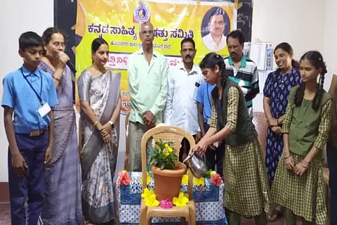 ಹೊಸನಗರ ತಾಲೂಕಿನ ಕೋಡೂರಿನಲ್ಲಿ ಆಯೋಜಿಸಿದ್ದ ದತ್ತಿನಿಧಿ ಕಾರ್ಯಕ್ರಮವನ್ನು ಮಕ್ಕಳು ಉದ್ಘಾಟಿಸಿದರು. ಗಣೇಶ ಮೂರ್ತಿ, ಪ್ರೊ. ಡಿ.ಎಸ್.ನಾಗರಾಜ್, ಸುಷ್ಮಾ ಇತರರಿದ್ದರು.