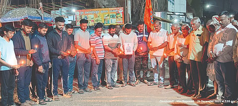 ಬಾಂಗ್ಲಾ ದೇಶದಲ್ಲಿ ನಡೆದ ಹಿಂದೂ ಯುವಕನ ಹತ್ಯೆ ಖಂಡಿಸಿ ಹಿರೇಬಾಗೇವಾಡಿಯಲ್ಲಿ ಗ್ರಾಮಸ್ಥರು ಮೌನಾಚರಣೆ ನಡೆಸಿದರು. ಈರಣ್ಣ ರೊಟ್ಟಿ, ಆನಂದ ನಂದಿ, ಮಂಜುನಾಥ ಧರೆಣ್ಣವರ, ಆನಂದಗೌಡ ಪಾಟೀಲ, ರಾಜು ಅರಳಿಕಟ್ಟಿ, ಬಸವರಾಜ ಅರಳಿಕಟ್ಟಿ, ಬಸನು ಸೊಪ್ಪಡ್ಲ, ರವಿ ಪಾರ್ವತಿ, ಹೊಳಬಸಪ್ಪ ಹಂಜಿ ಇತರರಿದ್ದರು.
