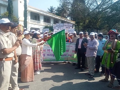  ರಾಷ್ಟ್ರೀಯ ರಸ್ತೆ ಸುರಕ್ಷತಾ ಮಾಸಾಚರಣೆ ಅಂಗವಾಗಿ ಜಿಲ್ಲಾಧಿಕಾರಿ ಕಚೇರಿಯಿಂದ ಹೇಮಾವತಿ ಪ್ರತಿಮೆಯವರೆಗೆ ಆಯೋಜಿಸಲಾಗಿದ್ದ ಜಾಗೃತಿ ಜಾಥಾಕ್ಕೆ ಡಿಸಿ ಲತಾ ಕುಮಾರಿ ಚಾಲನೆ ನೀಡಿದರು. ದ್ರಾಕ್ಷಾಯಿಣಿ, ಜಗದೀಶ್ ಗಂಗಣ್ಣನವರ್, ಪ್ರಕಾಶ್, ಬಿ.ಪಿ. ಕೃಷ್ಣೇಗೌಡ ಇತರರಿದ್ದರು.