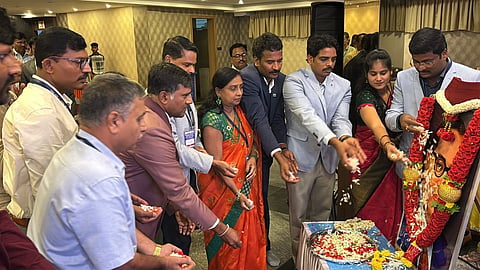 ಹಾಸನ ನಗರದ ಖಾಸಗಿ ಹೋಟೆಲ್‌ನಲ್ಲಿ ಡಿಐಸಿಸಿಐ ಹಾಗೂ ನ್ಯಾಷನಲ್ ಎಸ್ಸಿ, ಎಸ್ಟಿ ಹಬ್ ವತಿಯಿಂದ ಆಯೋಜಿಸಿದ್ದ ಉದ್ಯಮ ಅಭಿವೃದ್ಧಿ ಕುರಿತ ವಿಶೇಷ ಕಾರ್ಯಕ್ರಮವನ್ನು ಗಣ್ಯರು ಉದ್ಘಾಟಿಸಿದರು. ನರಸಿಂಹಮೂರ್ತಿ, ರವೀಂದ್ರನಾಥ, ಗಂಗಾಧರ್, ರಘುನಂದನ್ ಇತರರಿದ್ದರು.